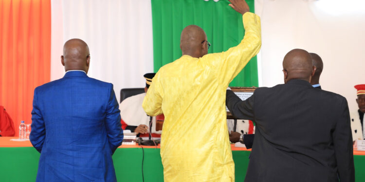 Les photos de la prestation de serment de deux nouveaux membres de la Commission Centrale de la CEI, au Conseil Constitutionnel le mercredi 01 mars 2023.