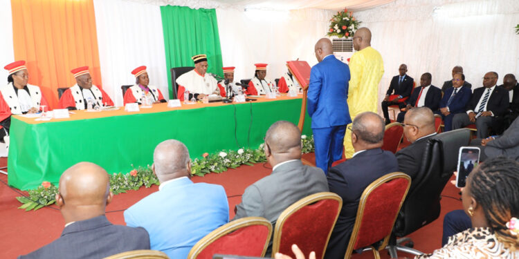 Les photos de la prestation de serment de deux nouveaux membres de la Commission Centrale de la CEI, au Conseil Constitutionnel le mercredi 01 mars 2023.