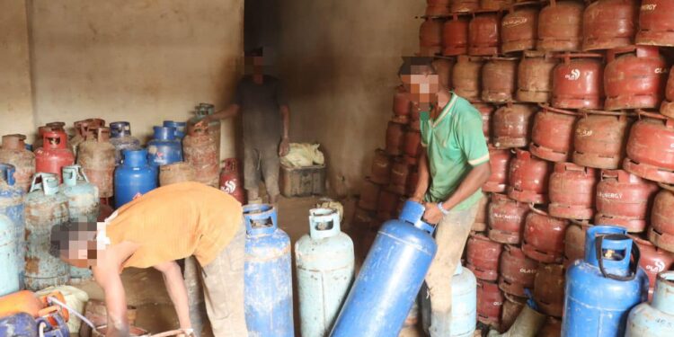 Cocody: La gendarmerie demantèle une unité clandestine de reconditionnement de bouteilles de gaz butane à Djorogobité