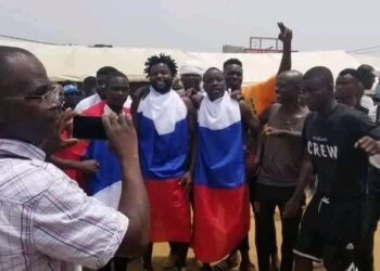 Meeting du PPACI: Les personnes arrêtées avec le drapeau russe enfermées au blindé