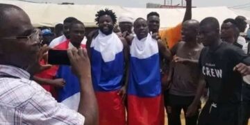 Meeting du PPACI: Les personnes arrêtées avec le drapeau russe enfermées au blindé