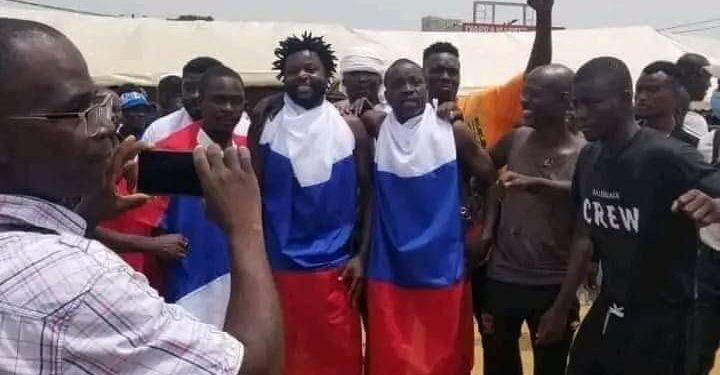 Meeting du PPACI: Les personnes arrêtées avec le drapeau russe enfermées au blindé