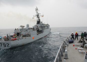 Le Patrouilleur de Haute Mer « Contre-Amiral FADIKA » s’entraîne avec le patrouilleur français PM L’HER