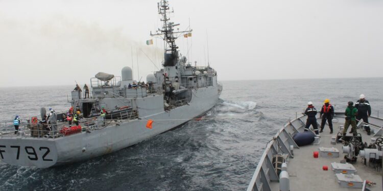 Le Patrouilleur de Haute Mer « Contre-Amiral FADIKA » s’entraîne avec le patrouilleur français PM L’HER