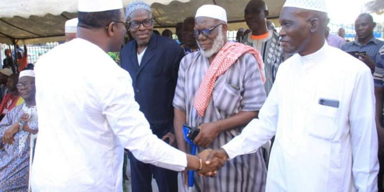 Le ministre Claude Paulin Danho, député-maire de la commune d’Attecoubé, donne le sourire aux musulmans….