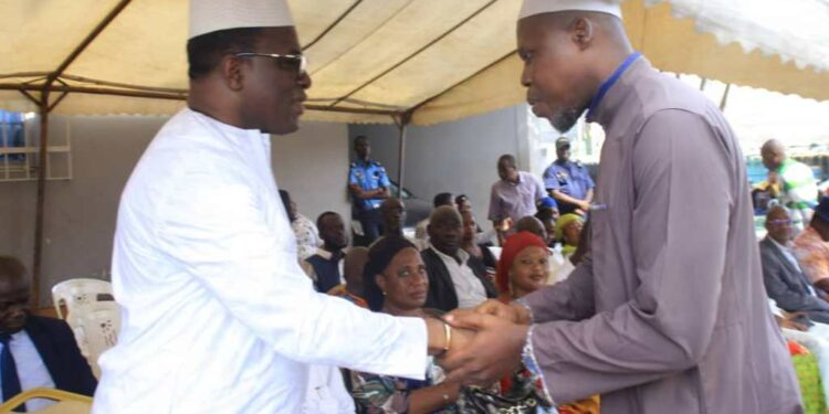 Le ministre Claude Paulin Danho, député-maire de la commune d’Attecoubé, donne le sourire aux musulmans….