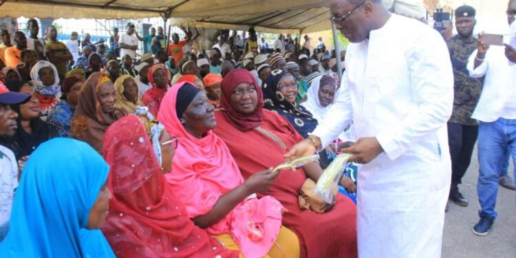 Le ministre Claude Paulin Danho, député-maire de la commune d’Attecoubé, donne le sourire aux musulmans….