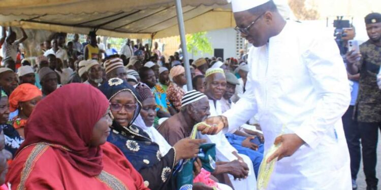 Le ministre Claude Paulin Danho, député-maire de la commune d’Attecoubé, donne le sourire aux musulmans….