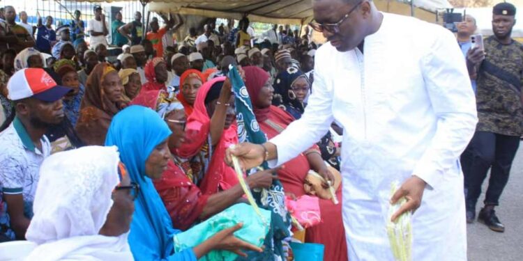 Le ministre Claude Paulin Danho, député-maire de la commune d’Attecoubé, donne le sourire aux musulmans….
