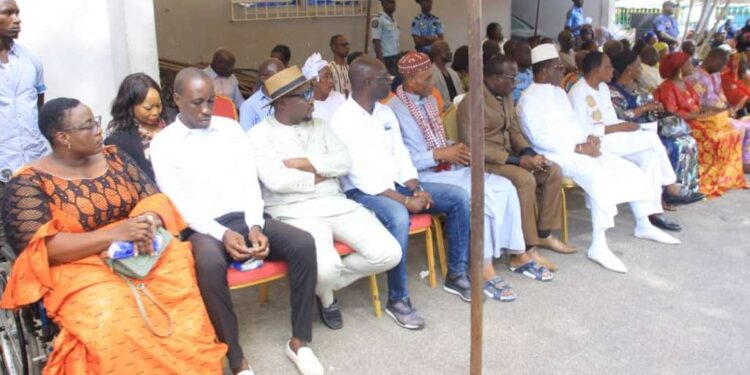 Le ministre Claude Paulin Danho, député-maire de la commune d’Attecoubé, donne le sourire aux musulmans….