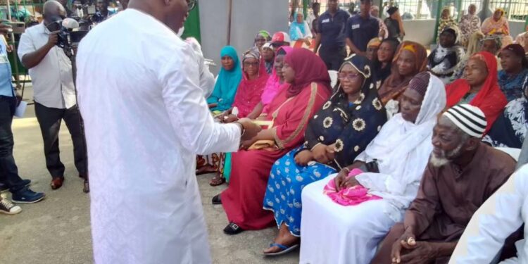 Le ministre Claude Paulin Danho, député-maire de la commune d’Attecoubé, donne le sourire aux musulmans….