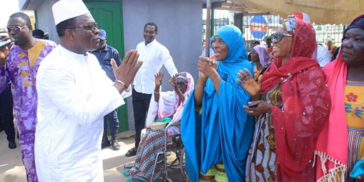 Le ministre Claude Paulin Danho, député-maire de la commune d’Attecoubé, donne le sourire aux musulmans….