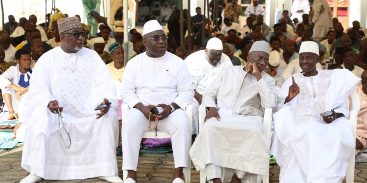 Les photos de la prière du Ramadan à la grande mosquée de la Riviera Golf, le vendredi 21 avril 2023, en présence du président de la République Alassane Ouattara.