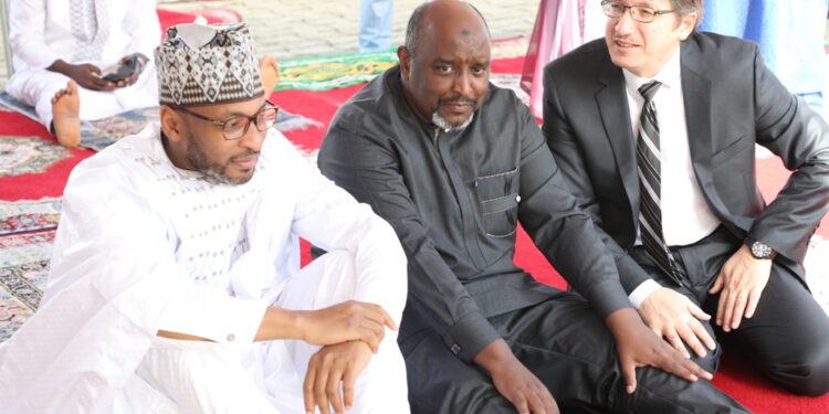 Les photos de la prière du Ramadan à la grande mosquée de la Riviera Golf, le vendredi 21 avril 2023, en présence du président de la République Alassane Ouattara.