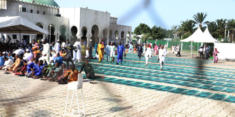 Les photos de la prière du Ramadan à la grande mosquée de la Riviera Golf, le vendredi 21 avril 2023, en présence du président de la République Alassane Ouattara.