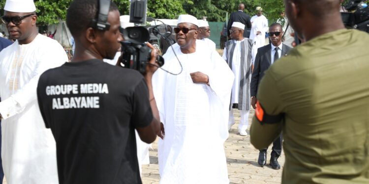 Les photos de la prière du Ramadan à la grande mosquée de la Riviera Golf, le vendredi 21 avril 2023, en présence du président de la République Alassane Ouattara.