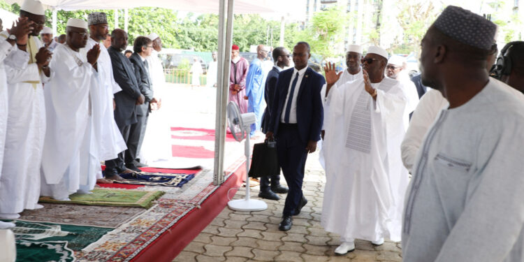 Les photos de la prière du Ramadan à la grande mosquée de la Riviera Golf, le vendredi 21 avril 2023, en présence du président de la République Alassane Ouattara.