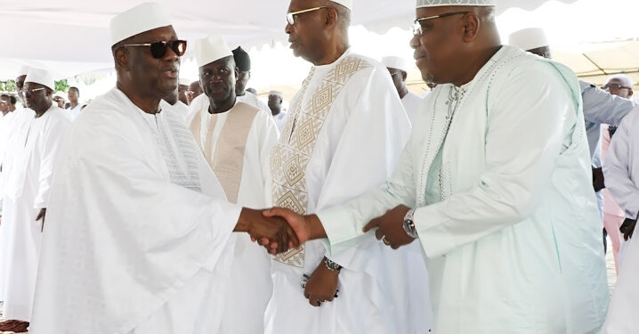 Les photos de la prière du Ramadan à la grande mosquée de la Riviera Golf, le vendredi 21 avril 2023, en présence du président de la République Alassane Ouattara.