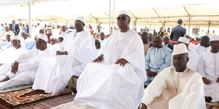 Les photos de la prière du Ramadan à la grande mosquée de la Riviera Golf, le vendredi 21 avril 2023, en présence du président de la République Alassane Ouattara.