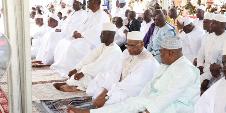Les photos de la prière du Ramadan à la grande mosquée de la Riviera Golf, le vendredi 21 avril 2023, en présence du président de la République Alassane Ouattara.