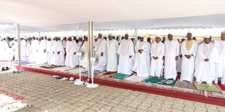 Les photos de la prière du Ramadan à la grande mosquée de la Riviera Golf, le vendredi 21 avril 2023, en présence du président de la République Alassane Ouattara.