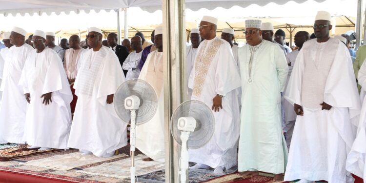 Les photos de la prière du Ramadan à la grande mosquée de la Riviera Golf, le vendredi 21 avril 2023, en présence du président de la République Alassane Ouattara.
