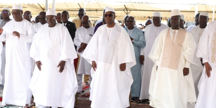 Les photos de la prière du Ramadan à la grande mosquée de la Riviera Golf, le vendredi 21 avril 2023, en présence du président de la République Alassane Ouattara.