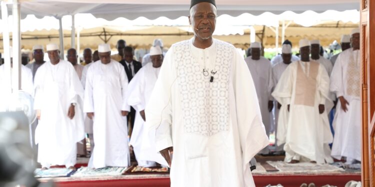 Les photos de la prière du Ramadan à la grande mosquée de la Riviera Golf, le vendredi 21 avril 2023, en présence du président de la République Alassane Ouattara.