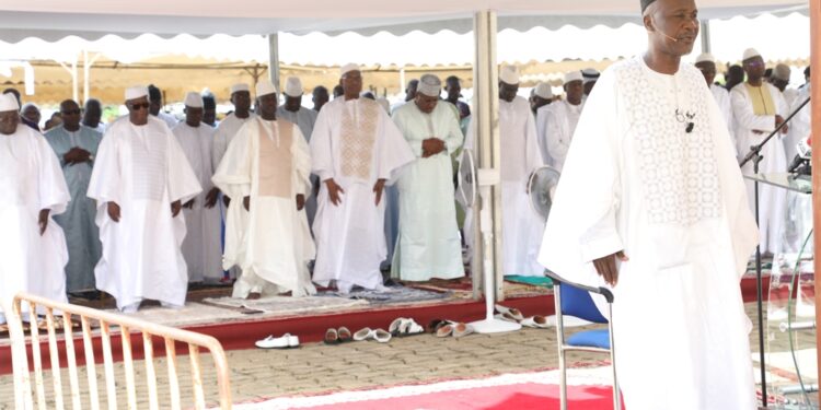 Les photos de la prière du Ramadan à la grande mosquée de la Riviera Golf, le vendredi 21 avril 2023, en présence du président de la République Alassane Ouattara.