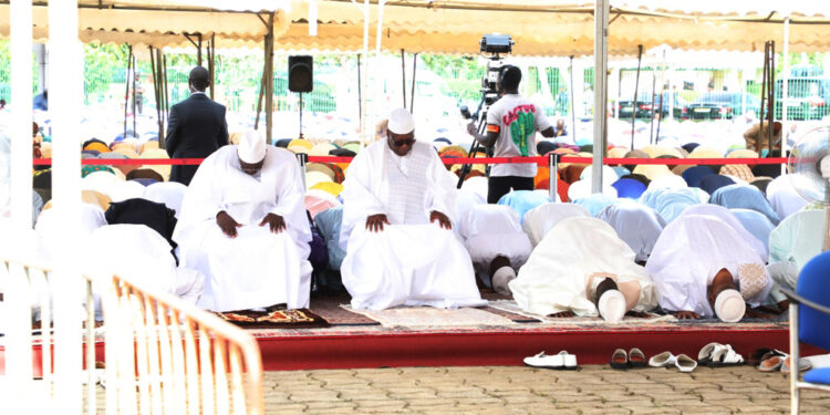 Les photos de la prière du Ramadan à la grande mosquée de la Riviera Golf, le vendredi 21 avril 2023, en présence du président de la République Alassane Ouattara.