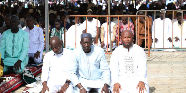 Les photos de la prière du Ramadan à la grande mosquée de la Riviera Golf, le vendredi 21 avril 2023, en présence du président de la République Alassane Ouattara.