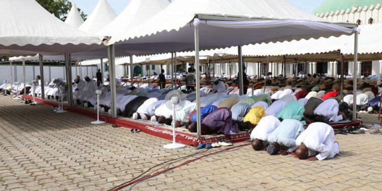 Les photos de la prière du Ramadan à la grande mosquée de la Riviera Golf, le vendredi 21 avril 2023, en présence du président de la République Alassane Ouattara.
