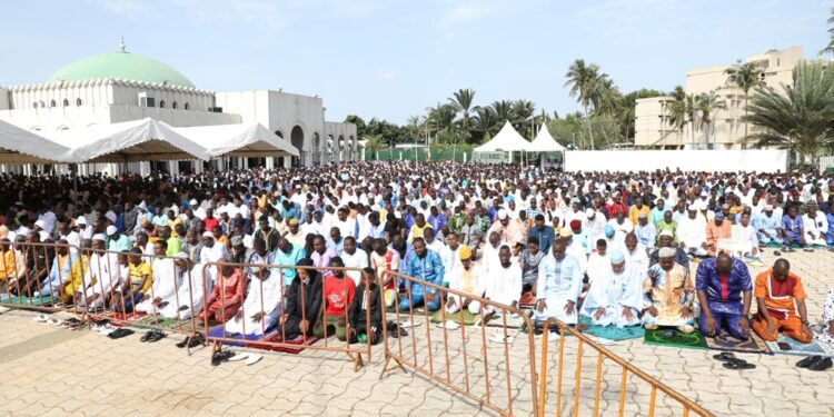 Les photos de la prière du Ramadan à la grande mosquée de la Riviera Golf, le vendredi 21 avril 2023, en présence du président de la République Alassane Ouattara.