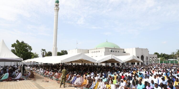 Les photos de la prière du Ramadan à la grande mosquée de la Riviera Golf, le vendredi 21 avril 2023, en présence du président de la République Alassane Ouattara.