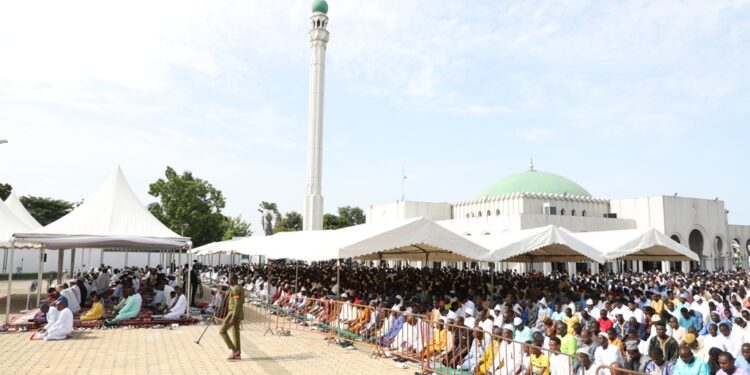 Les photos de la prière du Ramadan à la grande mosquée de la Riviera Golf, le vendredi 21 avril 2023, en présence du président de la République Alassane Ouattara.
