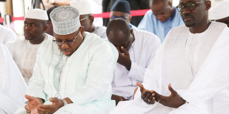 Les photos de la prière du Ramadan à la grande mosquée de la Riviera Golf, le vendredi 21 avril 2023, en présence du président de la République Alassane Ouattara.