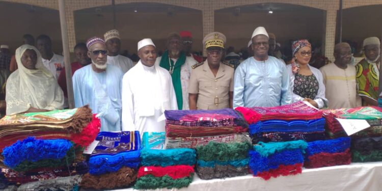 Katiola/Ramadan 2023 : Thomas Camara offre 1500 tapis de prière aux mosquées