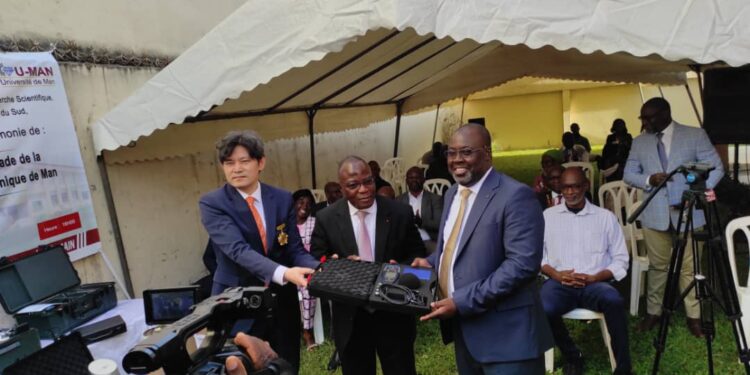 Côte d’Ivoire : La Corée du Sud a offert du matériel scientifique à l’Université de Man