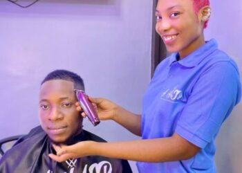 (Portrait) Entrepreneuriat jeune/Audrey Sean (coiffeuse homme) briseuse de stéréotype