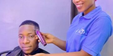 (Portrait) Entrepreneuriat jeune/Audrey Sean (coiffeuse homme) briseuse de stéréotype