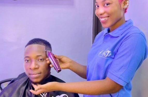 (Portrait) Entrepreneuriat jeune/Audrey Sean (coiffeuse homme) briseuse de stéréotype