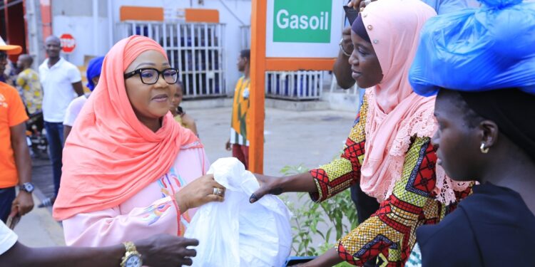 Anyama/Ramadan 2023: Fatima Bamba offre plus de 2000 kits alimentaires à des familles