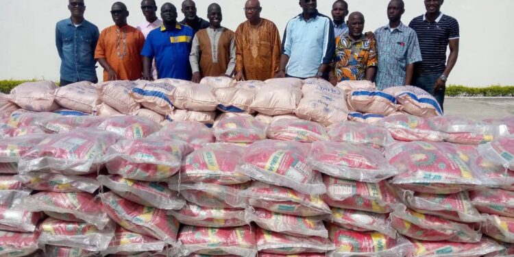 Yamoussoukro/Pâques: Le ministre Souleymane Diarrassouba offre des vivres aux militants de base du RHDP