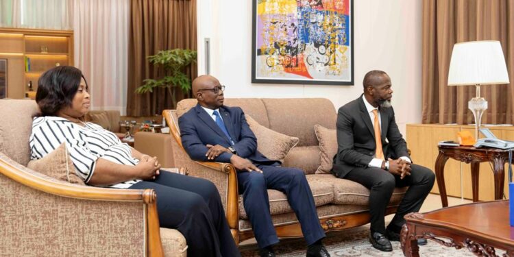 Les photos de l’entretien du V-P Tiémoko Meyliet Koné, avec la délégation de la Fédération Ivoirienne de Basket-ball (FIBA), le mardi 16 mai 2023, au Palais Présidentiel.