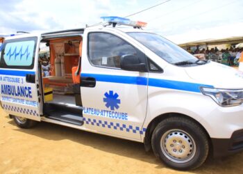 Santé-Don d&rsquo;équipement: Remise d&rsquo;une ambulance au centre de Santé Urbain d&rsquo;Attécoubé 3