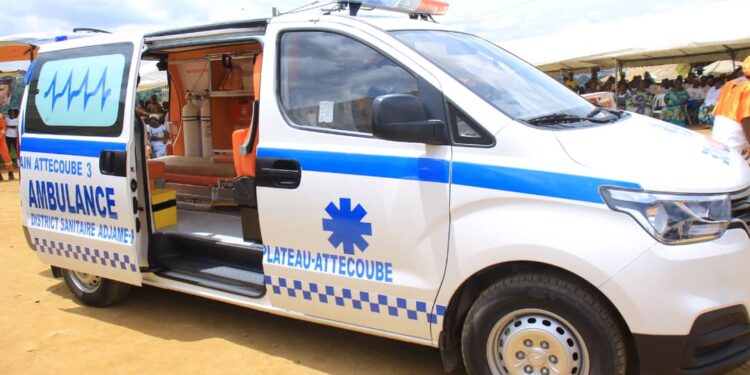 Santé-Don d’équipement: Remise d’une ambulance au centre de Santé Urbain d’Attécoubé 3