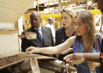 Eco-Diplomatie: Les diplomates accrédités en Côte d&rsquo;Ivoire visitent une usine de cacao à Yopougon