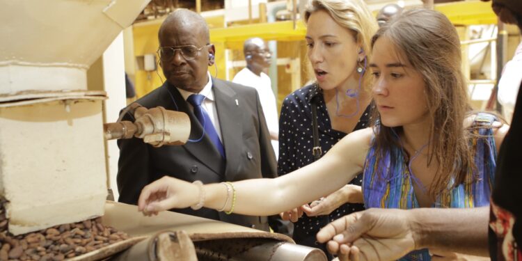 Eco-Diplomatie: Les diplomates accrédités en Côte d’Ivoire visitent une usine de cacao à Yopougon