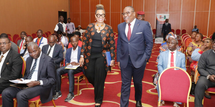 Les photos de la signature du code de bonne conduite des partis,…