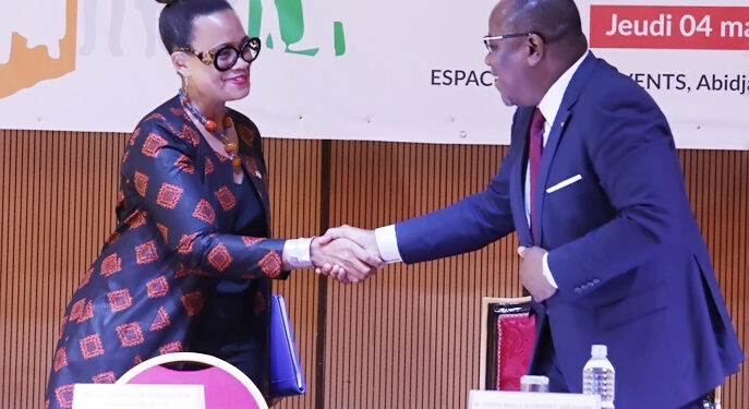 Les photos de la signature du code de bonne conduite des partis,…